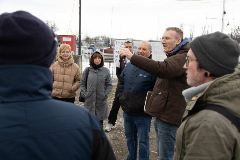 Mitarbeiter der Harder Sport- und Freizeitanlagen bekommen bei der Baustellenbesichtigung Einblicke. Hartinger (5)