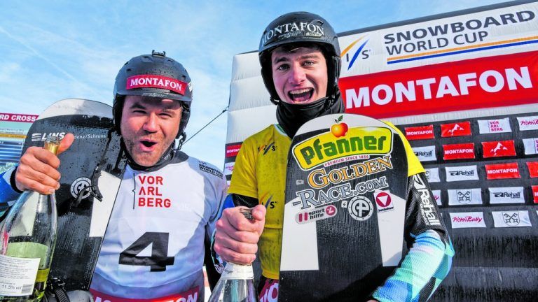 Momentaufnahmen, die in die Vorarlberger Sportgeschichte eingingen: Oben und links feiern Markus Schairer als Zweiter und Alessandro Hämmerle als Sieger ihren Doppelsieg 2015 im Montafon. Rechts: Schairer (in Rot) holt sich 2013 den Sieg beim Heimrennen. GEPA/Lerch (3)