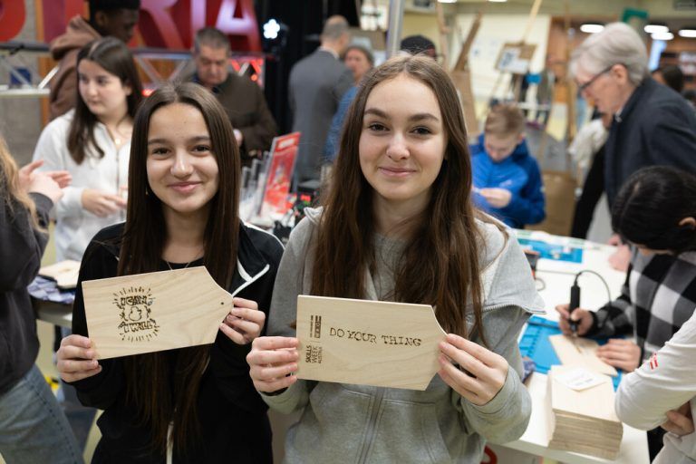 Oben: Felix mit seinem selbstgebauten Solarmodul. Links: Elena und Aylin.