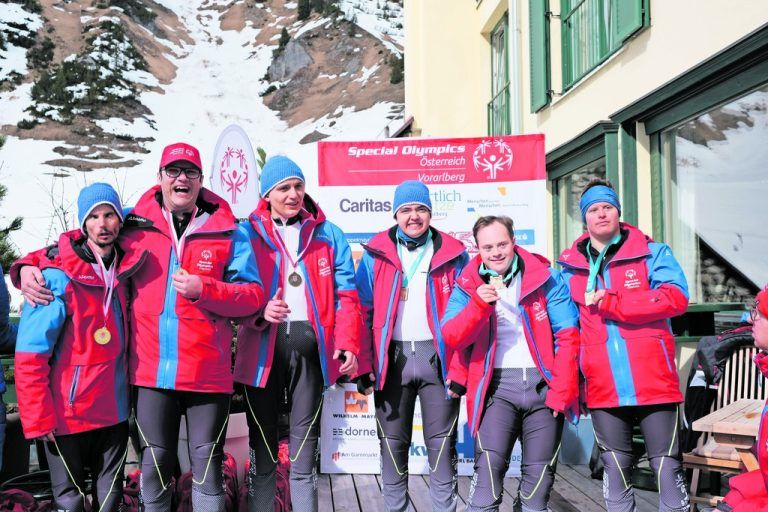 Rechts: Die glücklichen Gewinner bei den Landesmeisterschaften in Stuben sowie oben Beatrice Amann, Geschäftsführerin von Special Olympics Vorarlberg, Charity-Race-Teilnehmer und Skiverband-Boss Walter Hlebayna, die Athletin Nina Kopf sowie Andreas Dorner, Präsident Special Olympics Vorarlberg. Privat (2)