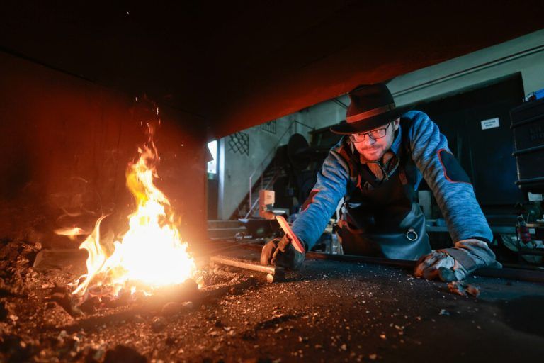 Rund 1500 Grad hat das Feuer,in dem geschmiedet wird. hartinger( 6)