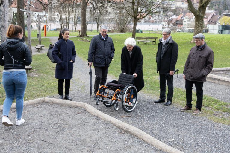 Spielplatz-Lokalaugenschein: Stadträtin Natascha Soursos, Bürgermeis­ter Wolfgang Matt und Maria Bauer-Debois, Grünen-Stadtvertreterinund Direktorin des Schulheim Mäders.  Hartinger