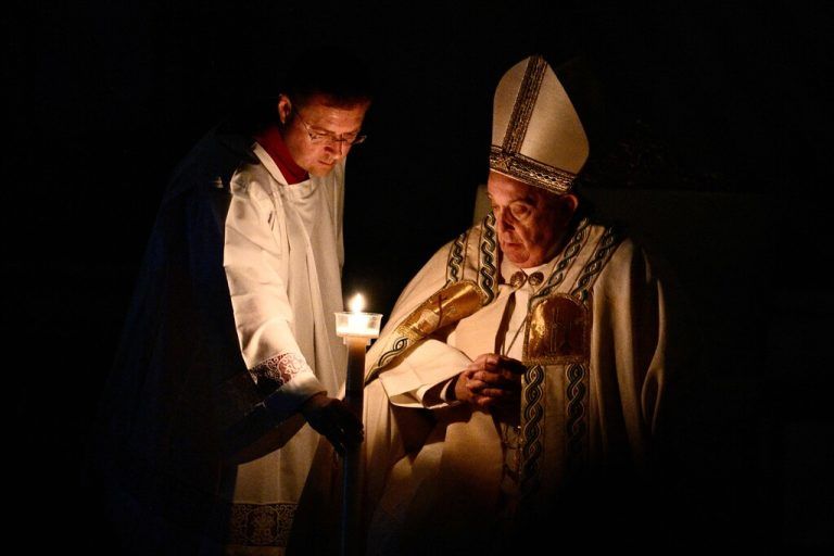 Stimmungsvolle Osternachtsfeier im Petersdom.afp