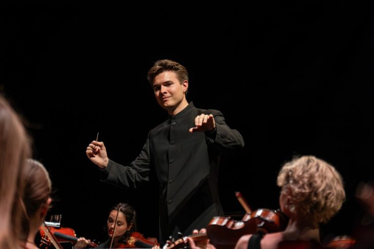 Tobias Grabher (oben) und Michael Köhlmeier mit Musikern der Camerata Musica Reno.Franziska Hehle/ Lukas Grabher