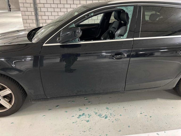 Unbekannte schlugen Fenster ein.Kantonpolizei SG