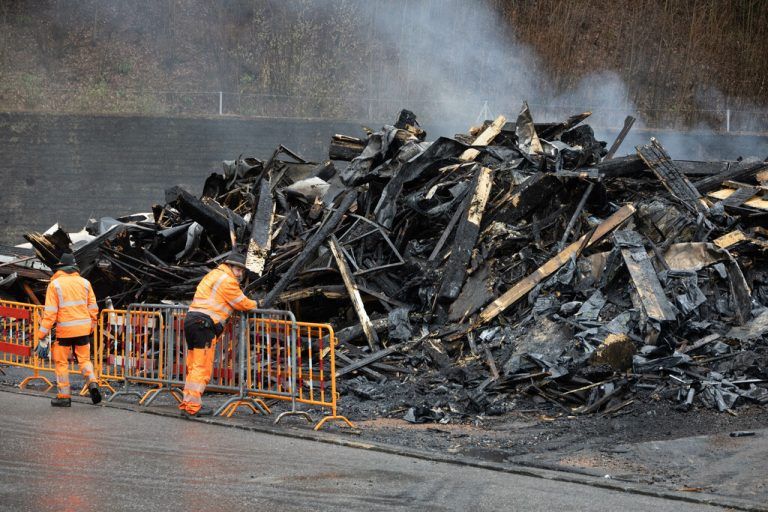 Vom ASZ bleibt nach dem Brand nur ein Trümmerhaufen übrig.hartinger