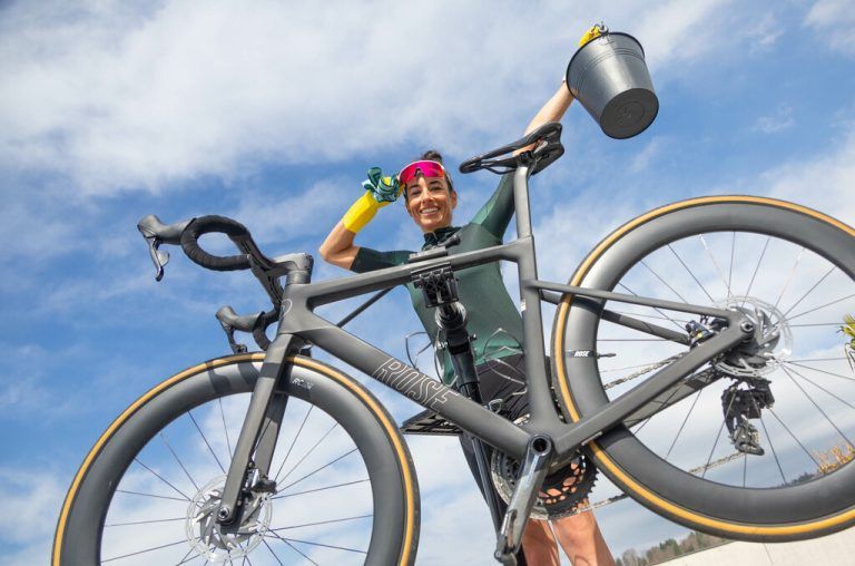 Yvonne aus Schwarzach hat den Frühjahrsputz am Fahrrad schon gestartet.Klaus Hartinger (9)