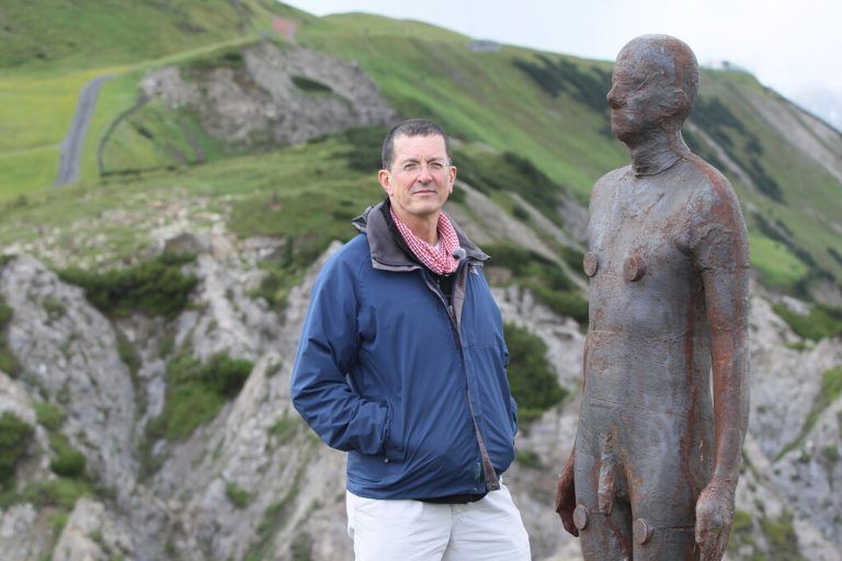 Antony Gormley und eine seiner Skulpturen 2010. bernd Hofmeister