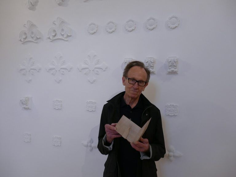 Ausstellungskurator Bruno Winkler. Bild unten: Ein Puzzle mit Holzkirchen ist im obersten Stock zu sehen.