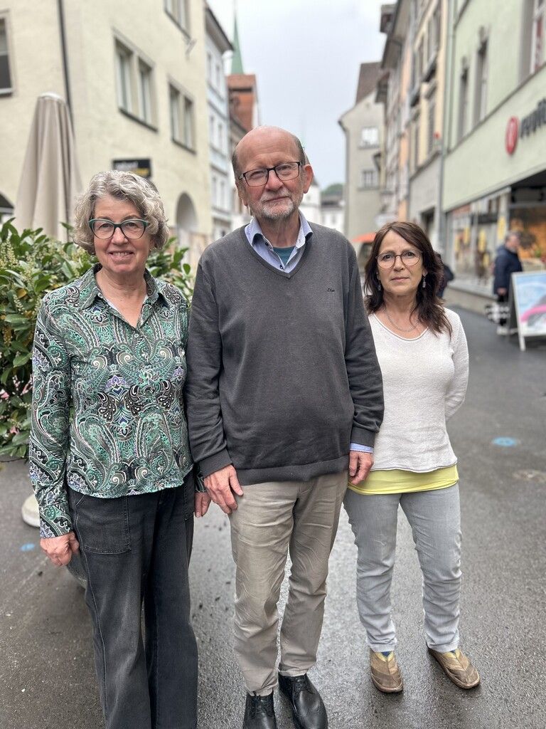 Beate Fleisch, Andreas Postner und Judith Konzett von der Initiative Humanity Memorial Vorarl­berg. Sie sehen die Mahnwache in der Tradition der Sonntagsdemos, die von der Bewegung „uns reicht’s“ initiiert wurden. NEUE, Stadler