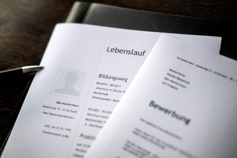 Bewerberinnen und Bewerber setzen immer öfter auf die Hilfe der KI.APA/dpa/Sina Schuldt