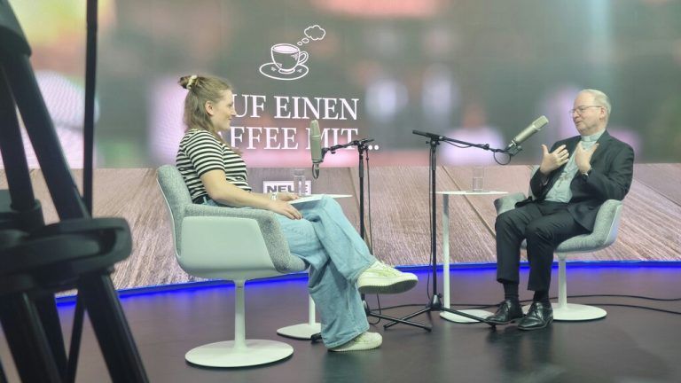 Bischof Benno Elbs im NEUE-Podcast. Flax
