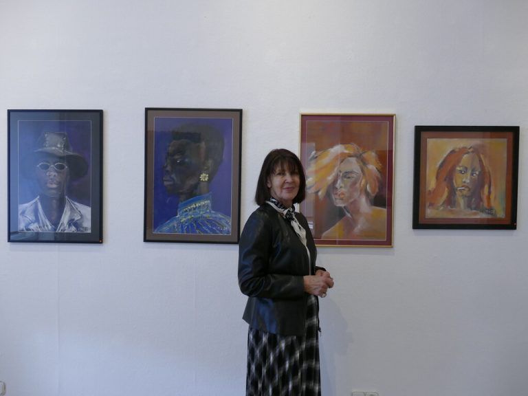 Carmen Margot Lins vor einigen ihrer Porträts in der Villa Claudia In Feldkirch.Miriam Jaeneke