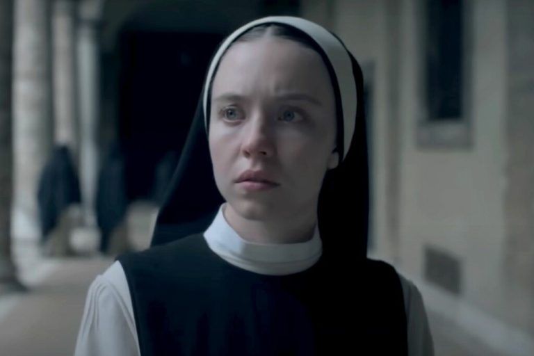 Cecilia wird misstrauisch beäugt. Polyfilm