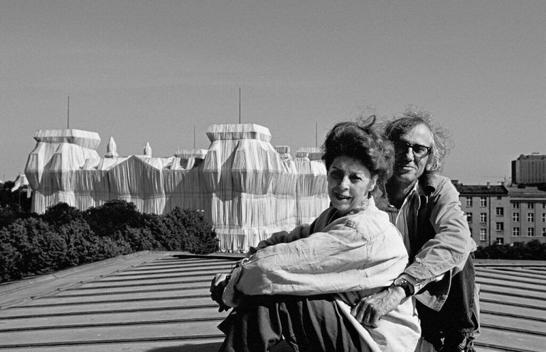 Christo und Jeanne-Claude vor dem verhüllten Reichstag (oben), Alexander Warmbrunn bei der Presseführung.Christo_and_Jeanne-Claude_Foundation/Wolfgang_Volz/Sieglinde Wöhrer