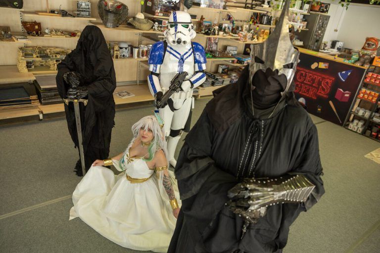 Cosplayerin Bettina lässt auch den NEUE-am-Sonntag-Reakteur in ein Kostüm schlüpfen. klaus hartinger (5)