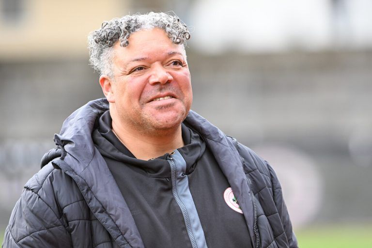 Da lacht er: Seit FCD-Sportdirektor Eric Orie bei den Rothosen auch den Trainer gibt, läuft es bei Dornbirn. GEPA/Lerch