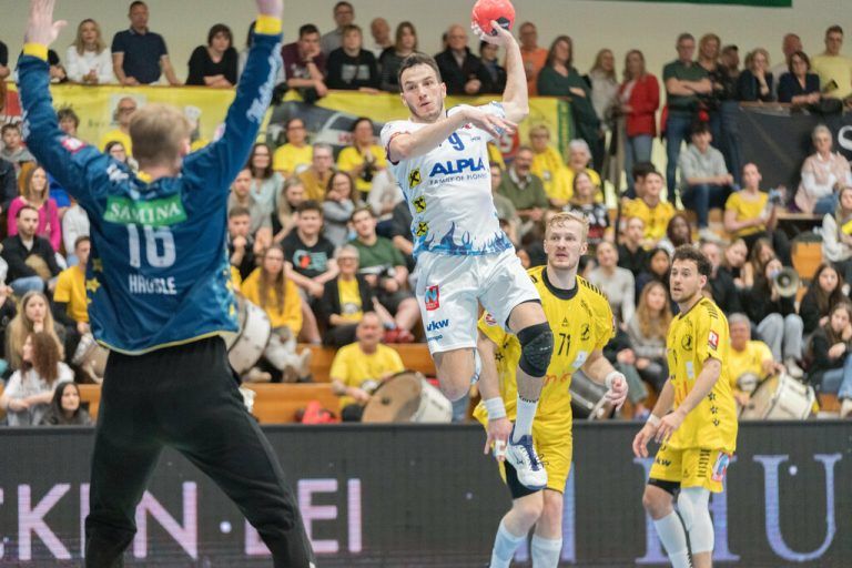 Das Derby war eine emotionale Achterfahrt. Am Ende feierte Hard-Trainer Hannes Jón Jónsson mit den Fans der Roten Teufel – siehe Bild ganz unten. Klaus Hartinger (4)
