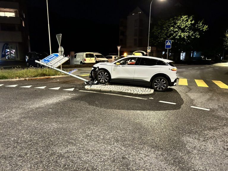 Den Führerschein ist der Lenker los.kantonspolizei st. gallen