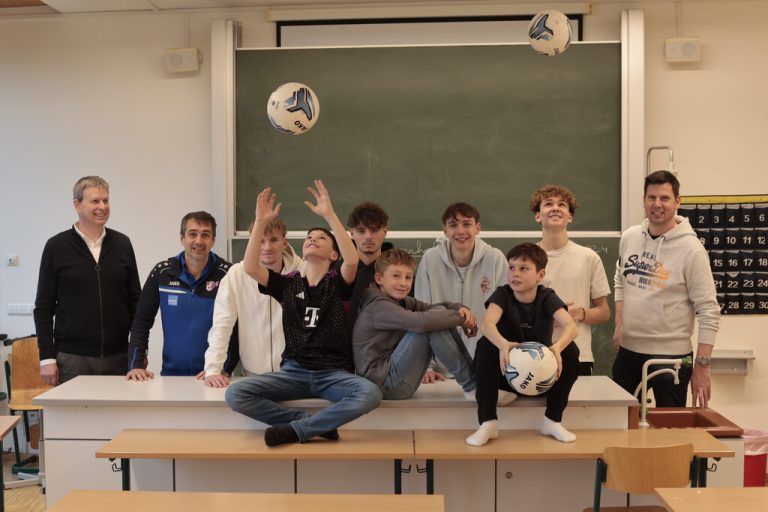 Der Ball ist rund – und (fast) immer dabei: Ein Gruppenbild mit Schulleiter Christian Kusche (l.), VFV-Akademieleiter Didi ­Berchtold sowie ganz rechts Administrator ­Markus Rinnerthaler und: mit Schülern.