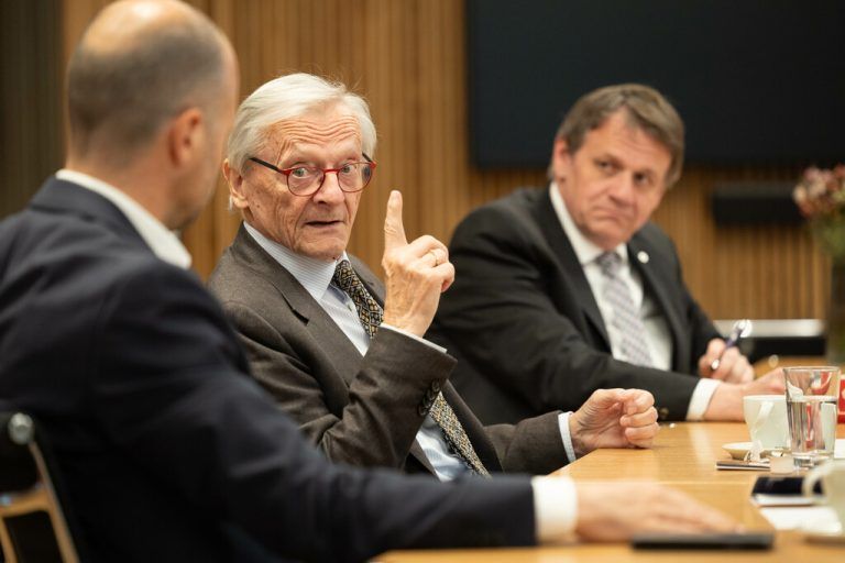 Der ehemalige Kanzler Wolfgang Schüssel beim Pressegespräch mit Landesrat Marco Tittler (l.) sowie Wirtschaftsbund-Direktor und ÖVP-Landtagsabgeordnetem Christoph Thoma (r.).Klaus Hartinger (3)