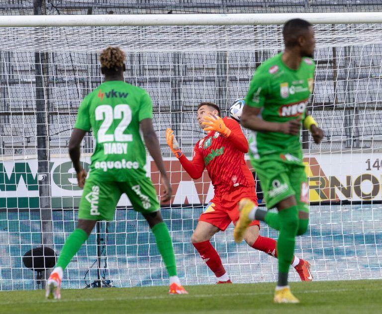 Der Eindruck täuscht: Die Grün-Weißen brachten auch in dieser Szene den Ball nicht im Tor unter. Damit steigt sicher ein Verein aus Vorarl­berg ab, die Lustenauer können nur mehr Altach einholen. APA (4)