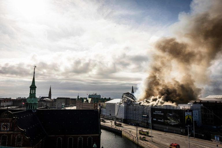 Der gewaltige Brand war weithin sichtbar. AFP