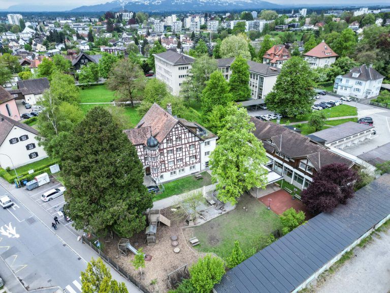 Der Kindergartenbau neben dem Weinschlössle) (Fachwerkhaus) wird abgerissen und neu errichtet.hartinger