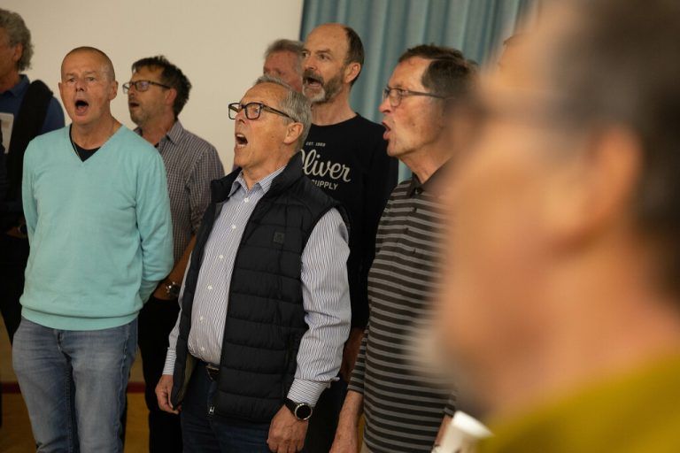 Der Männerchor singt nicht nur miteinander, sondern geht auch gemeinsam auf Reisen oder ins Restaurant. Hartinger (7)
