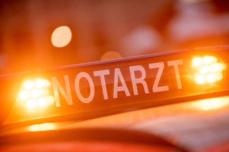 Der Notarzt wurde alarmiert. symbolbild/apa/dpa/lino mirgler