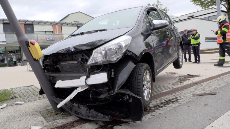 Der Pkw wurde beim Unfall beschädigt.Maurice Shourot