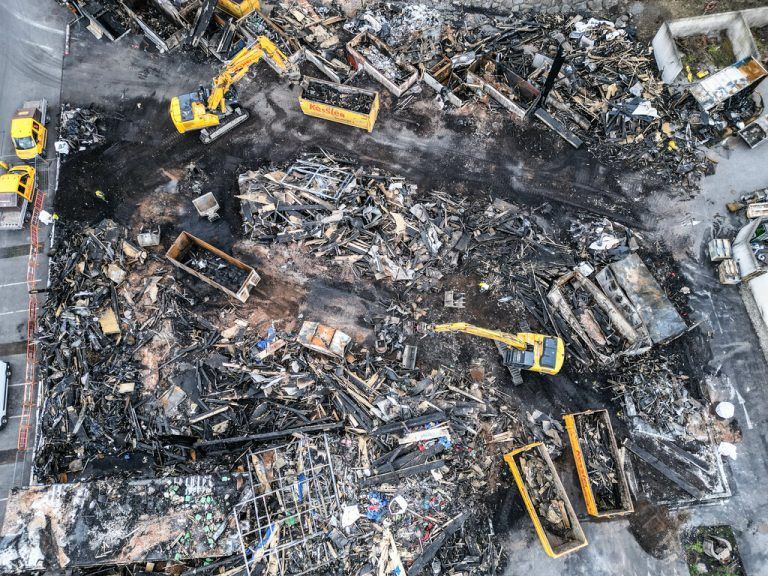 Die Aufräumarbeiten werden rund drei Wochen dauern. Der Brandschutt wird nach Tirol gebracht, wo er verbrannt wird. Hartinger (3), Privat