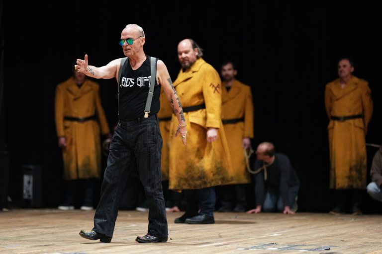 Die Installation am Burgtheater (l.) und Flatz in seiner Theaterperformance „PerlenredeERLENREDE“.APA/ BURGTHEATER/CHRISTINE MIESS/EVA MANHART