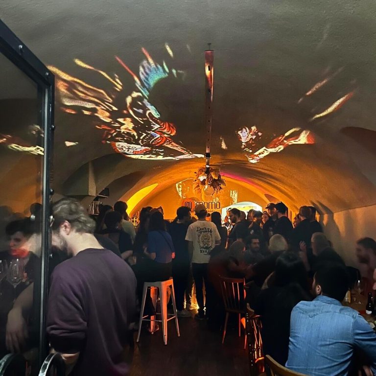 Die Konzerte sollen ein Treffpunkt für Austausch bei gemütlicher Atmosphäre sein.Hartinger, Momo Coffeeart, East West Connection