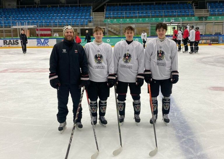 Die Ländle-Connection bei der U18-WM in Dänemark: Team-Manager Stefan Ulmer mit Luca Kogler, Paul Oberhauser und Adrian Gesson. Privat