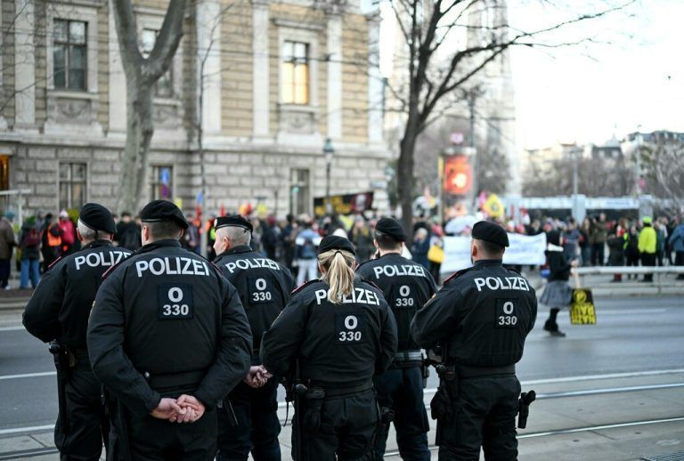 Die Polizei fahndet nach dem Täter.symbol/apa