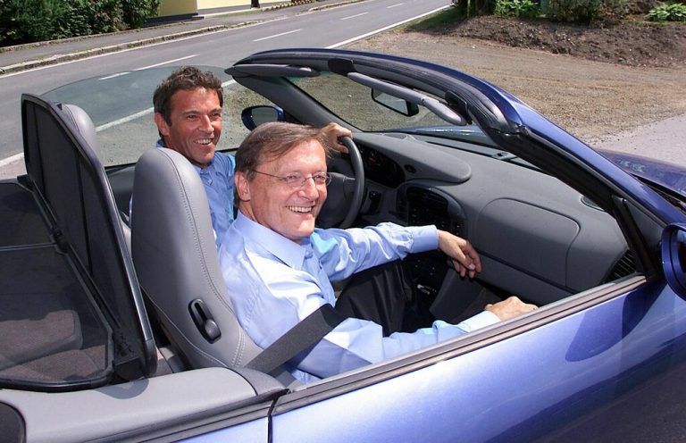 Ein Foto mit Symbolkraft: Wolfgang Schüssel im Juni 2000 als Beifahrer im Porsche-Cabrio von Jörg Haider.APA/Gert Eggenberger