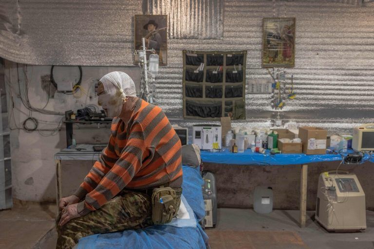 Ein verwundeter ukrainischer Soldat in einem Zentrum bei Tschassiw Jar. AFP/Roman PILIPEY