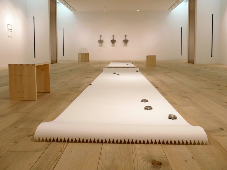 Eine Besucherin der Vernissage (links) und Bals’ „Elternhaus“ (unten).Marion Hirschbühl, Kompatscher