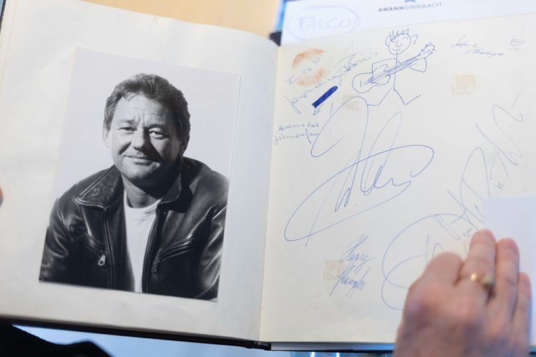 Eine Seite eines ihre acht Autogrammbücher – ein weiteres, dem sie heute noch nachtrauert, kam ihr abhanden.Klaus hartinger