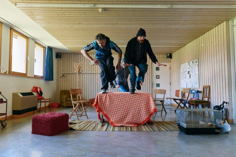 Eine Szene aus den Proben, kleines Bild: Regisseurin Danielle Fend-Strahm.Laurenz feinig, Ronja Svaneborg