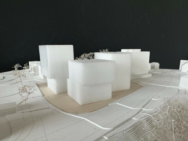 Entwurf Innovationsquartier Bregenz: Blick vom Kreuzungszwickel Arlbergstraße/Josef-Huter-Straße. Auf dem kleinen Foto Prisma-Vorstandsvorsitzender Bernhard Ölz.BHP/kh