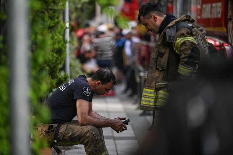 Fassungslose Feuerwehrleute.afp/ozan kose