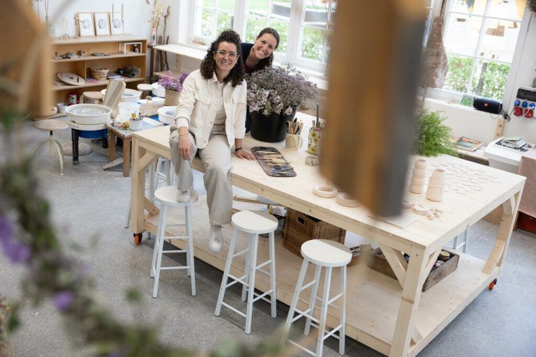 Foto links: Die Unternehmerinnen Sonja Blank (l.) und Fabienne Waibel fühlen sich im gemeinsamen Naturkunst Atelier wohl.