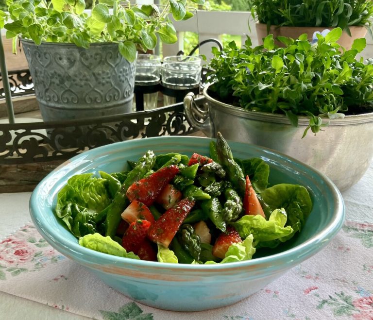 Frischer grüner Spargelsalat mit Erdbeeren wird mit einem köstlichen Kräuterdressing serviert.Ulrike Hagen
