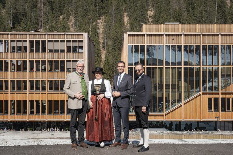 Gerhard Lucian, Cornelia Rieser, Markus Wallner und Johannes Pfefferkorn vor dem Dorfhus und Lechwelten. laurin lorünser