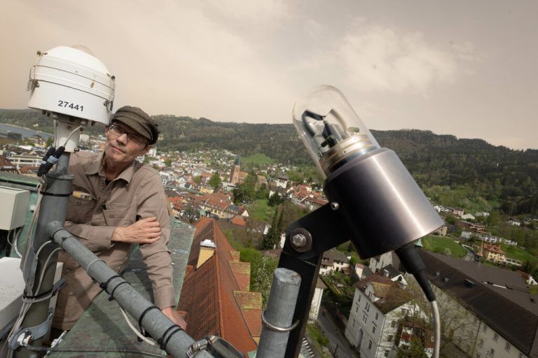 Günter Scheibenreif überprüft die Messgeräte.klaus hartinger