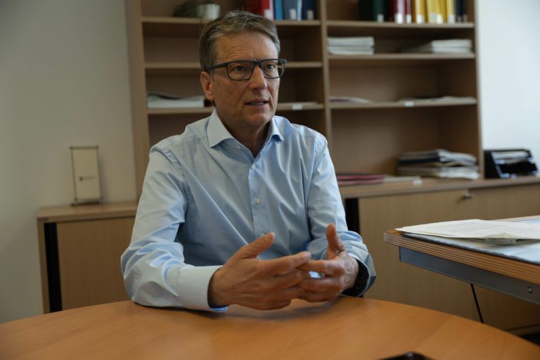 Hannes Derold hat in seinem Büro den Überblick, wenn jemand zu schnell unterwegs war.Hartinger (3)