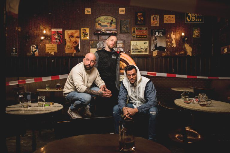Im April hat die Band ihr Erstlingswerk „Das Empörium schlägt zurück“ veröffentlicht.