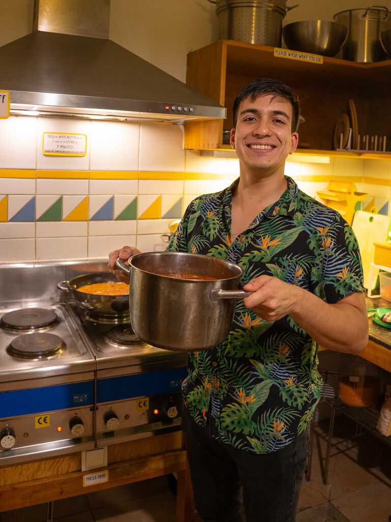 Im Hostel Ruthensteiner dreht sich alles um das Zusammenkommen, wie etwa bei Klavierklängen. Jeden Abend wird auch gekocht.Luiza Puiu (2)